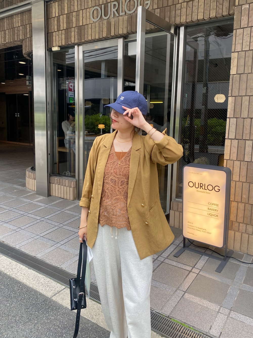 イエロー系のテーラードジャケット、イエロー系のシャツ/ブラウス、ブラウン系のタンクトップを着用したレディースの夏コーディネートの5枚目の写真