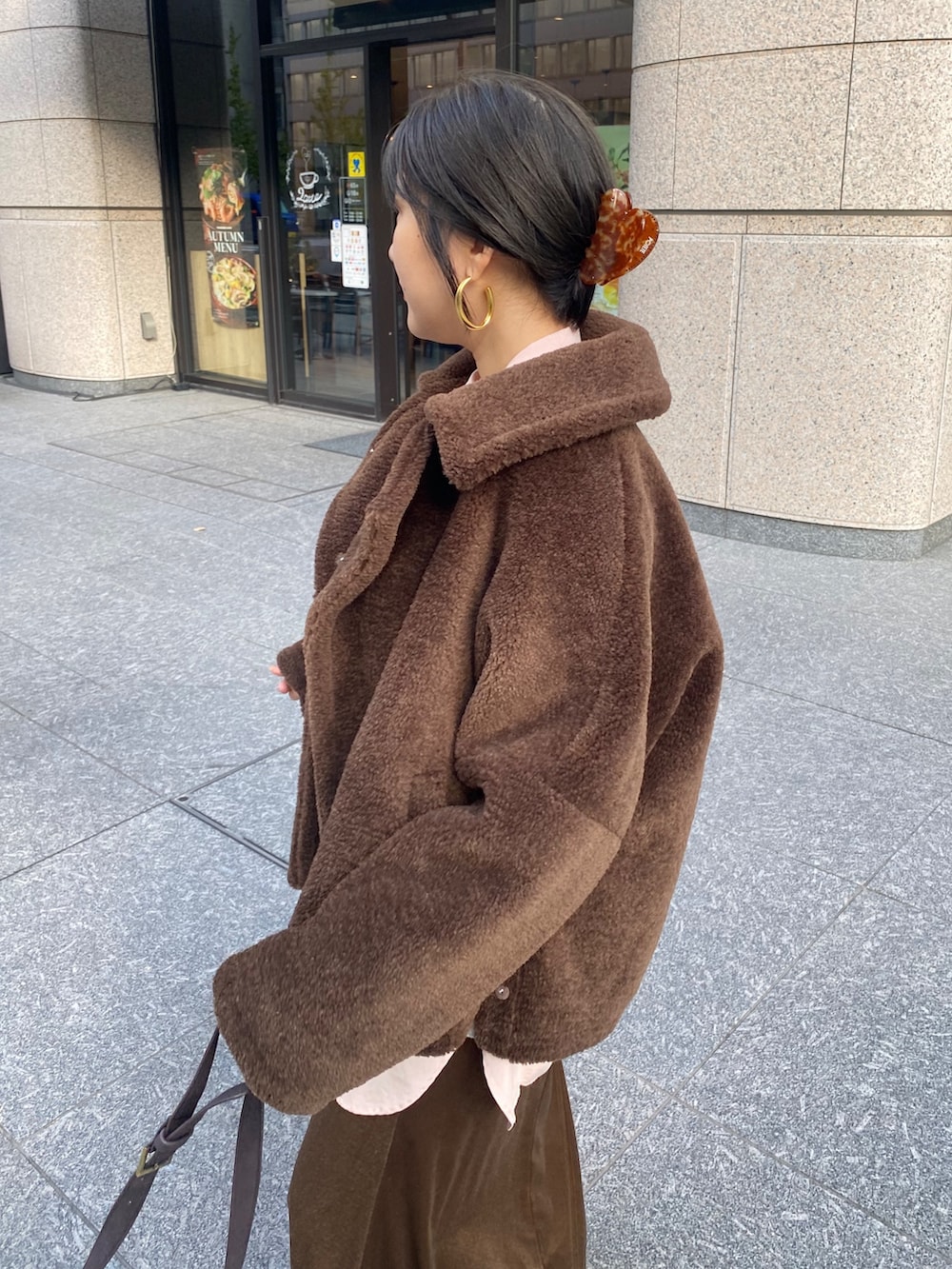 ブラウン系のその他アウター、グレー系のニット/セーター、ピンク系のシャツ/ブラウスを着用したレディースの冬コーディネートの3枚目の写真