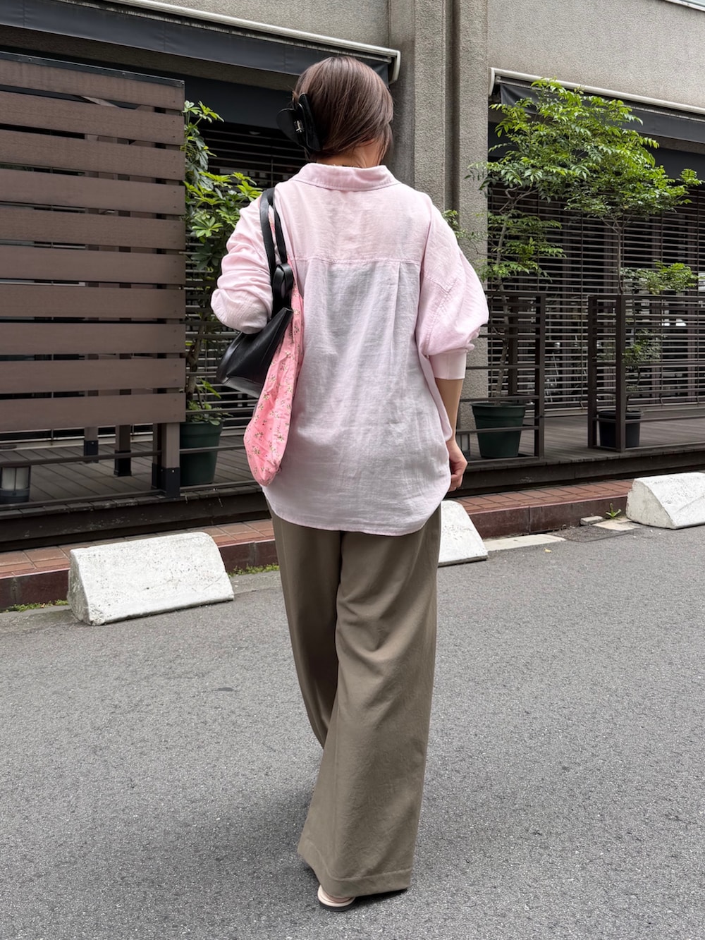 ピンク系のシャツ/ブラウス、グリーン系のその他パンツ、ホワイト系のサンダルを着用したレディースの春コーディネートの4枚目の写真