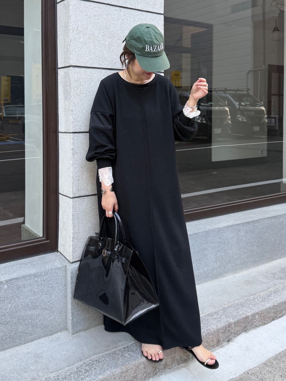 ホワイト系のTシャツ/カットソー、ブラック系のワンピースを着用したレディースの冬コーディネートの3枚目の写真