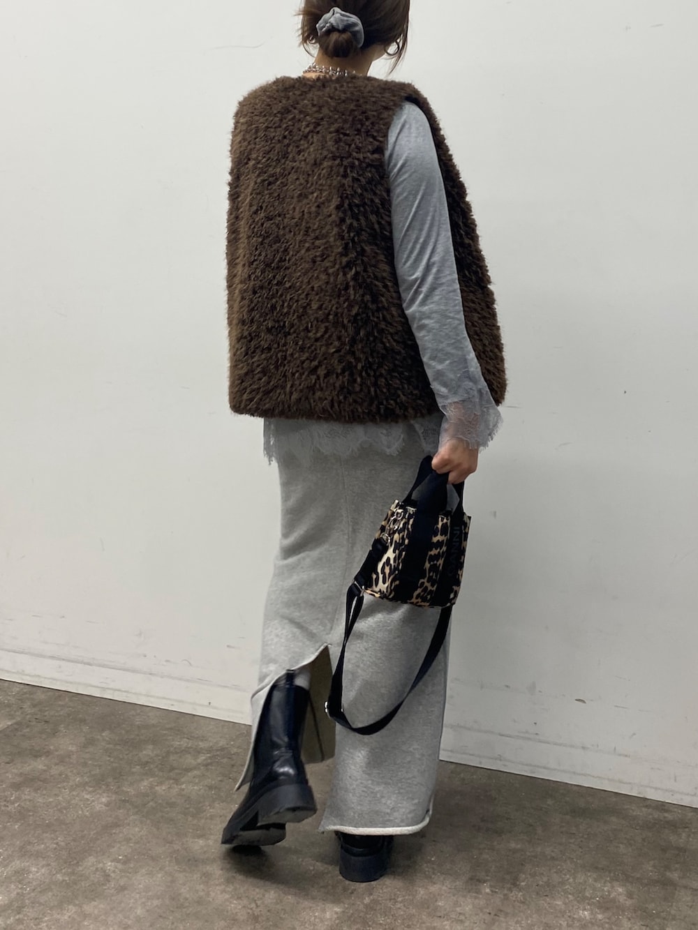 グレー系のTシャツ/カットソー、グレー系のスカートを着用したレディースの冬コーディネートの7枚目の写真