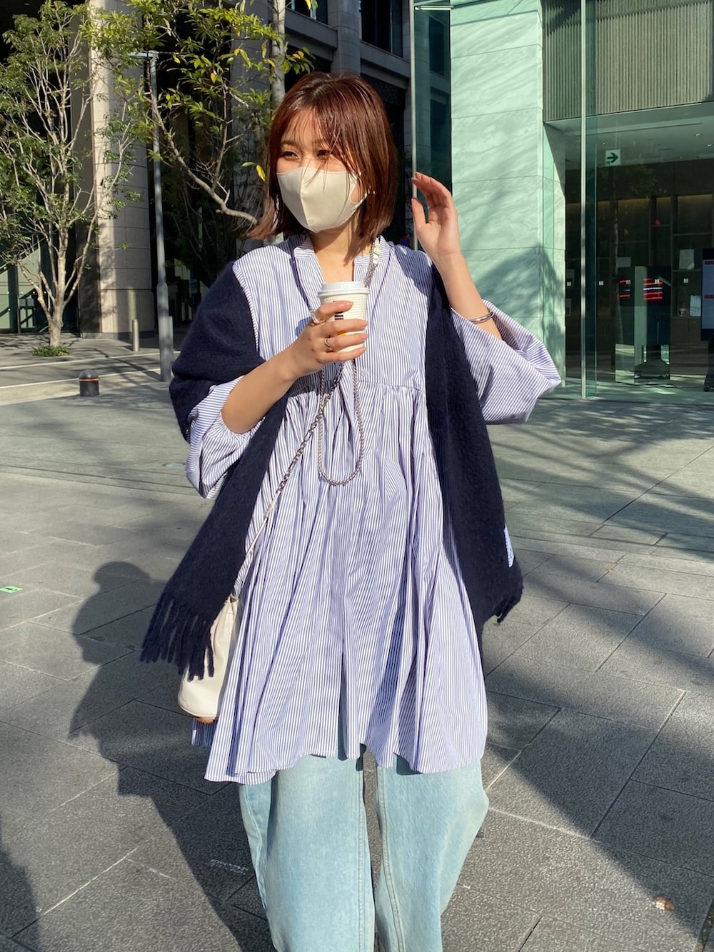 ブルー系のシャツ/ブラウス、ブルー系のデニムパンツ、シルバー系のサンダルを着用したレディースの冬コーディネートの4枚目の写真