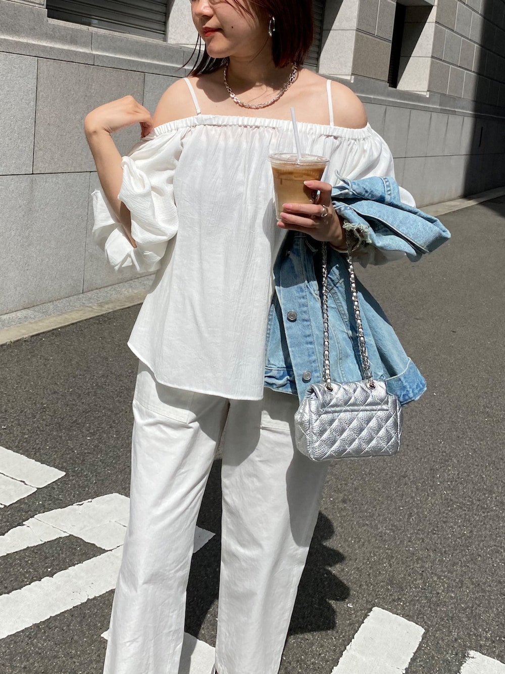 ホワイト系のシャツ/ブラウス、ホワイト系のその他パンツ、シルバー系のサンダルを着用したレディースの春コーディネートの3枚目の写真