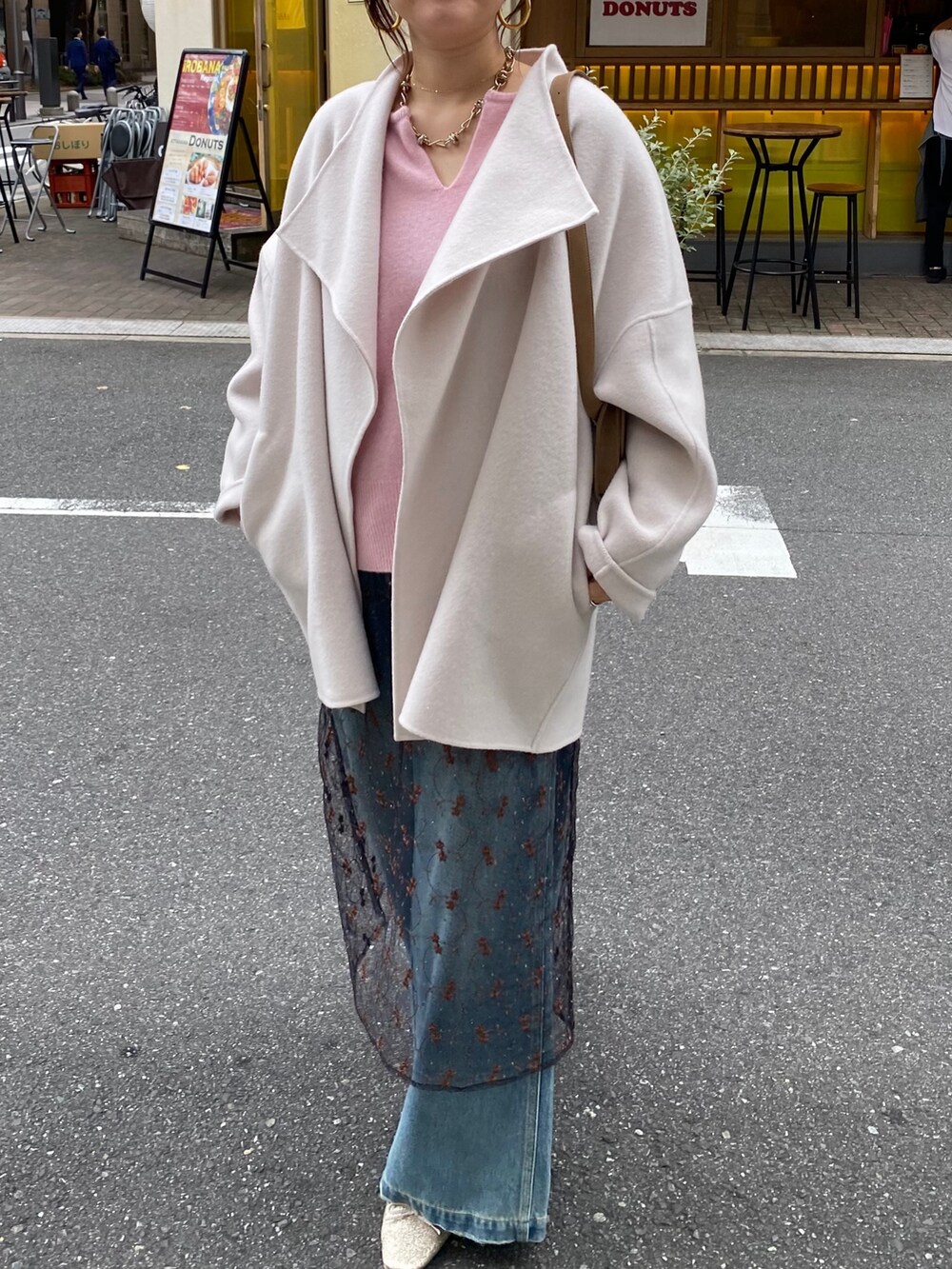 ホワイト系のその他アウター、ピンク系のニット/セーター、ブラック系のスカートを着用したレディースの冬コーディネートの8枚目の写真