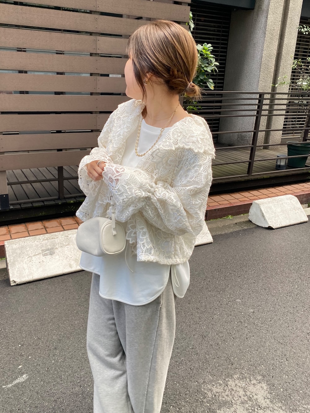 ホワイト系のTシャツ/カットソー、グレー系のその他パンツ、ホワイト系のシャツ/ブラウスを着用したレディースの春コーディネートの5枚目の写真