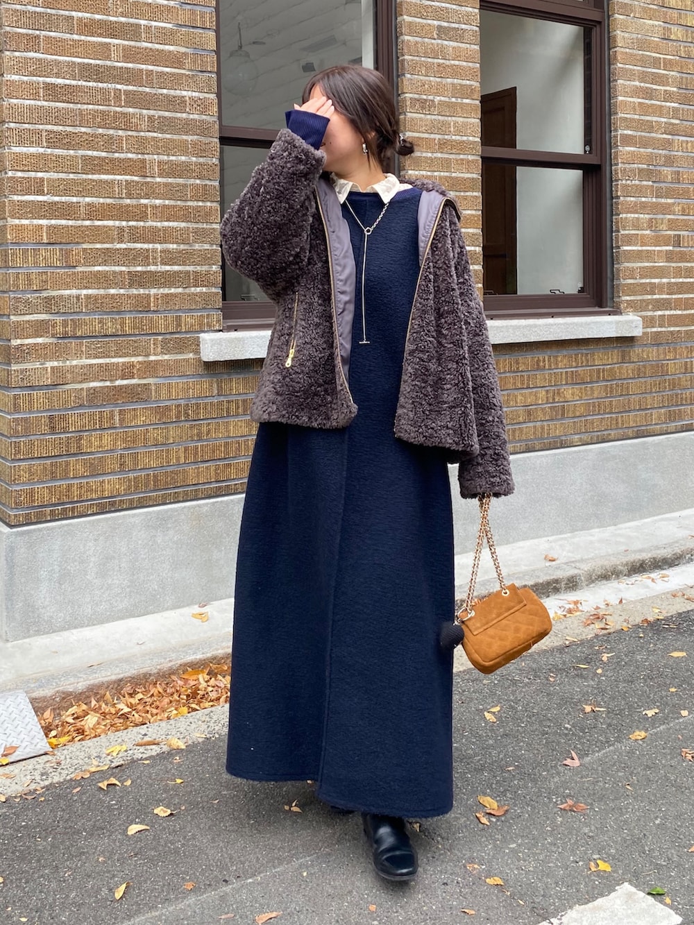 グレー系のその他アウター、ブルー系のワンピース、ホワイト系のシャツ/ブラウスを着用したレディースの冬コーディネートの6枚目の写真
