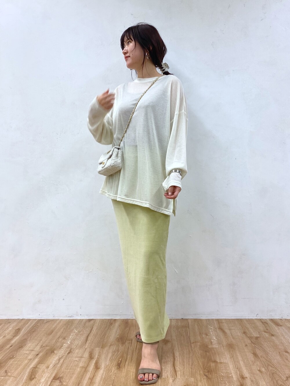 ホワイト系のTシャツ/カットソー、グリーン系のスカート、ホワイト系のショルダーバッグを着用したレディースの夏コーディネートの5枚目の写真