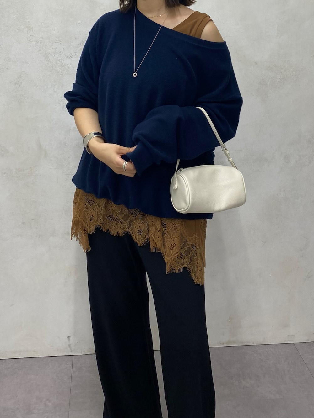 ブルー系のTシャツ/カットソー、ブラウン系のTシャツ/カットソー、ブラック系のその他パンツを着用したレディースの春コーディネートの8枚目の写真