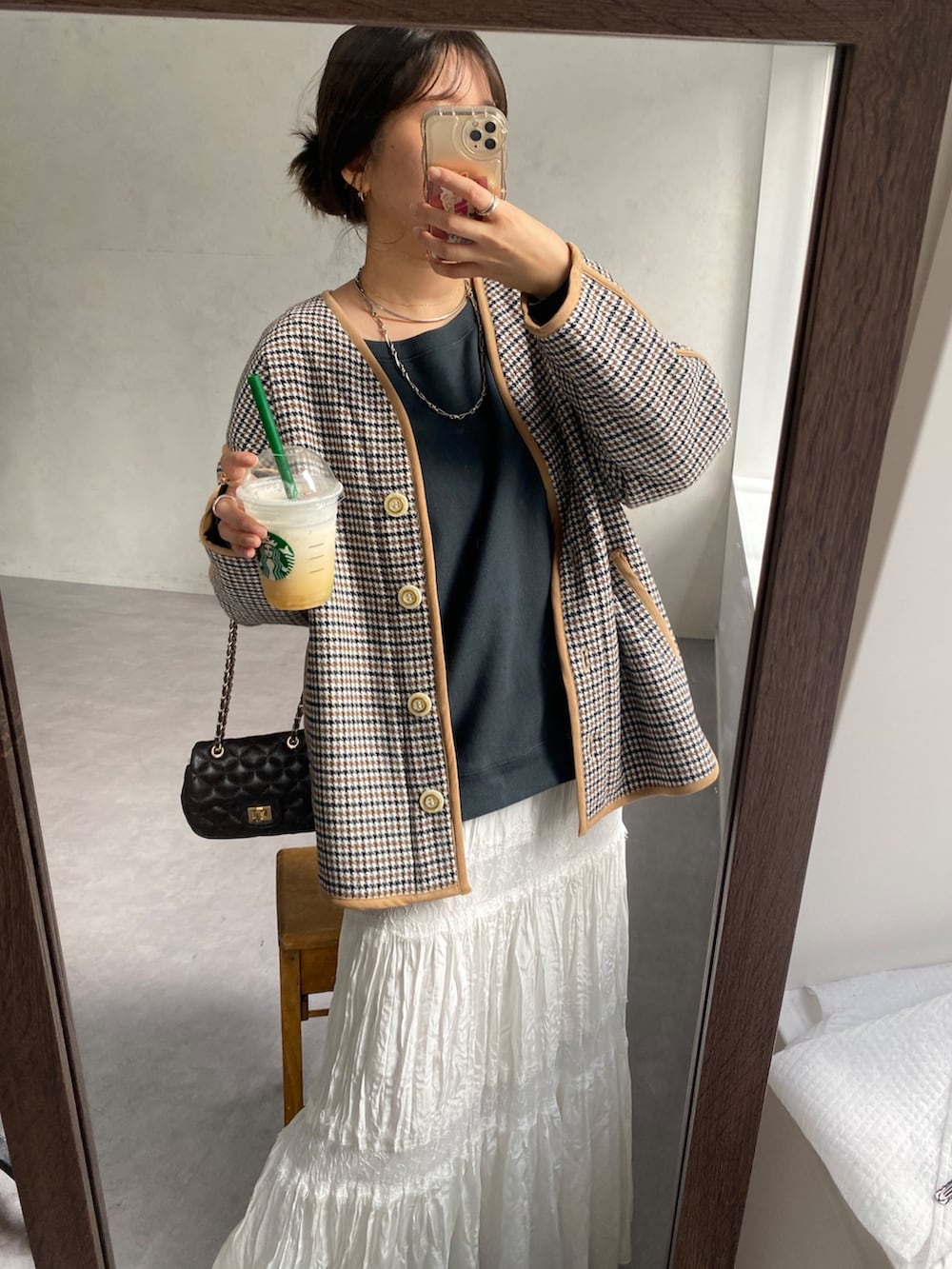 ベージュ系のその他アウター、ホワイト系のスカート、グリーン系のスウェットを着用したレディースの冬コーディネートの10枚目の写真