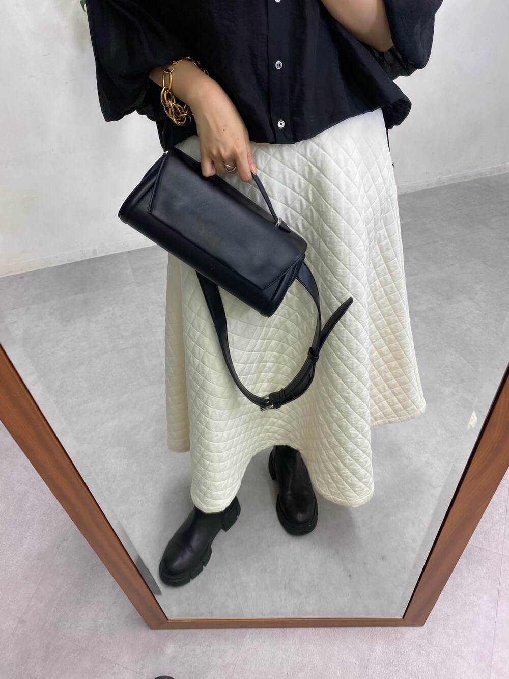 ブラック系のシャツ/ブラウス、ブラウン系のショルダーバッグ、ホワイト系のスカートを着用したレディースの秋コーディネートの10枚目の写真