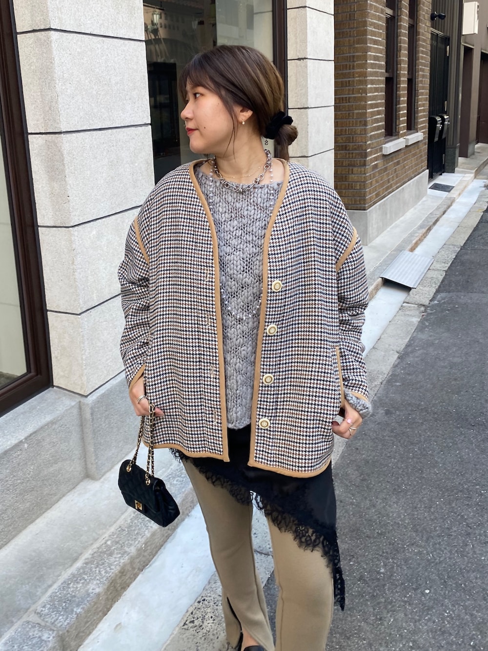 グレー系のニット/セーター、ベージュ系のその他パンツ、ブラック系のショルダーバッグを着用したレディースの冬コーディネートの8枚目の写真