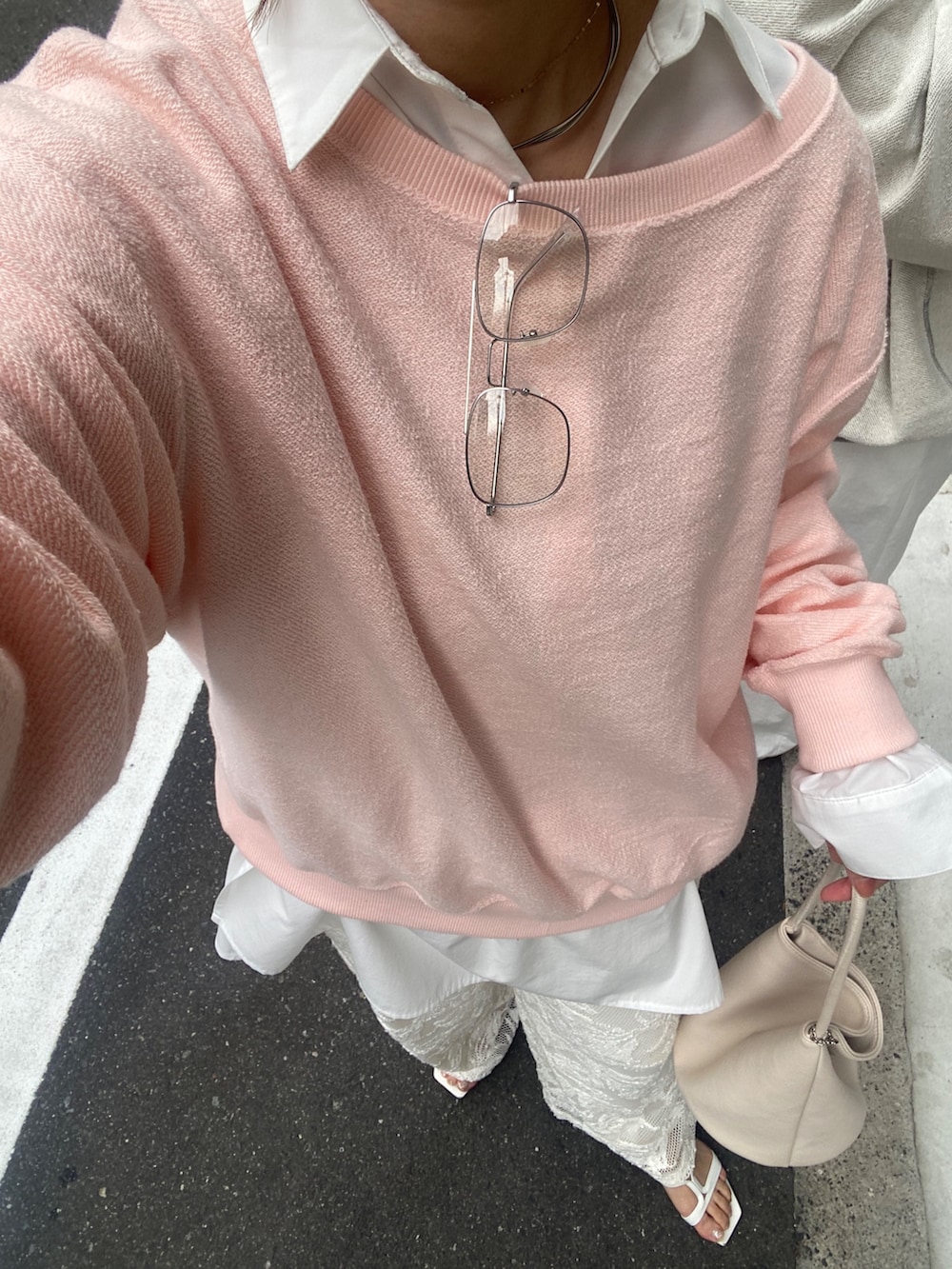 ピンク系のTシャツ/カットソー、ホワイト系のシャツ/ブラウス、ホワイト系のその他パンツを着用したレディースの春コーディネートの6枚目の写真