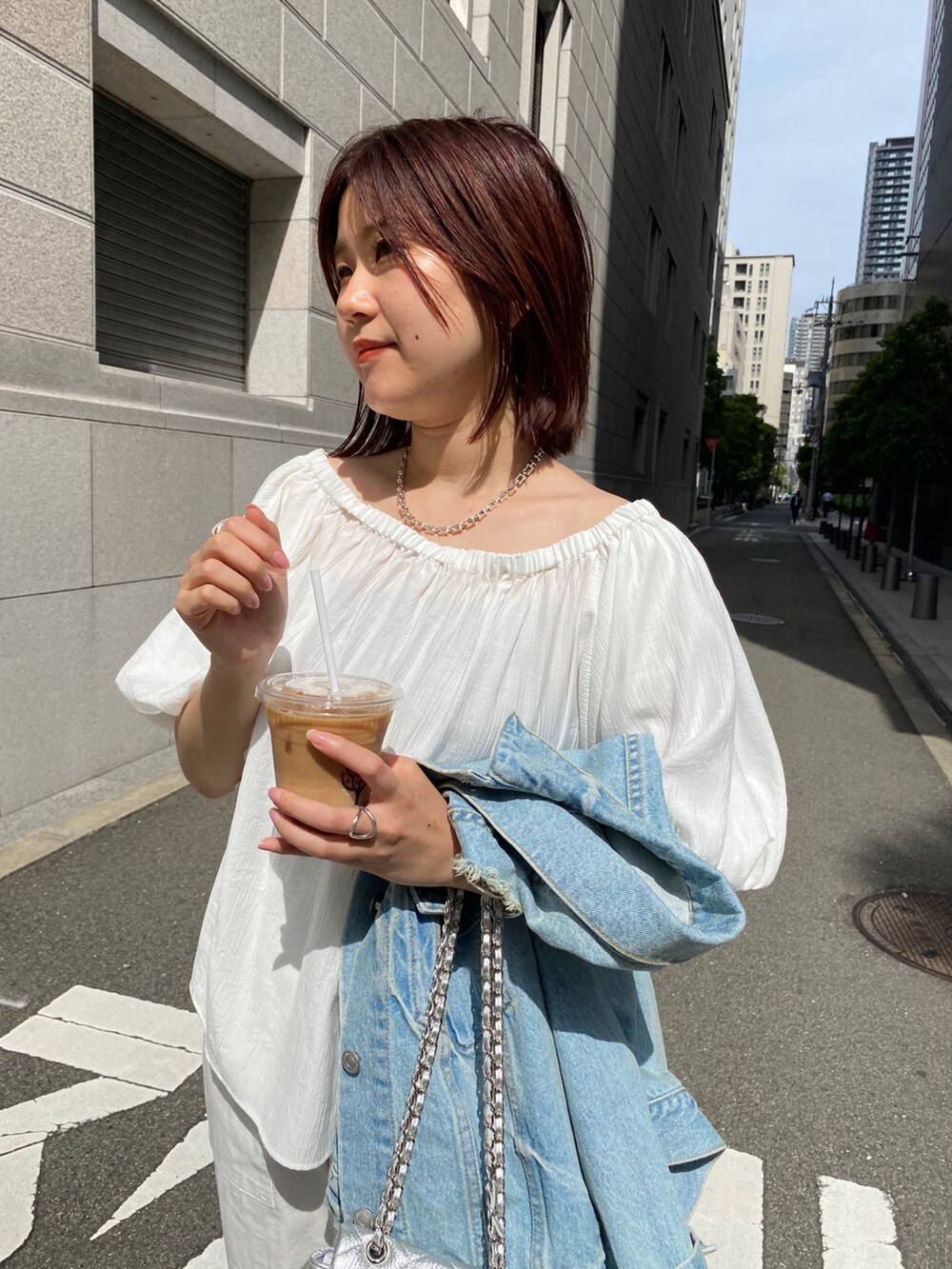 ホワイト系のシャツ/ブラウス、ホワイト系のその他パンツ、シルバー系のサンダルを着用したレディースの春コーディネートの7枚目の写真