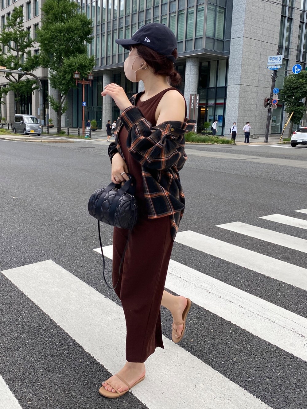 ブラック系のシャツ/ブラウス、ブラック系のショルダーバッグ、ブラウン系のワンピースを着用したレディースの夏コーディネートの5枚目の写真