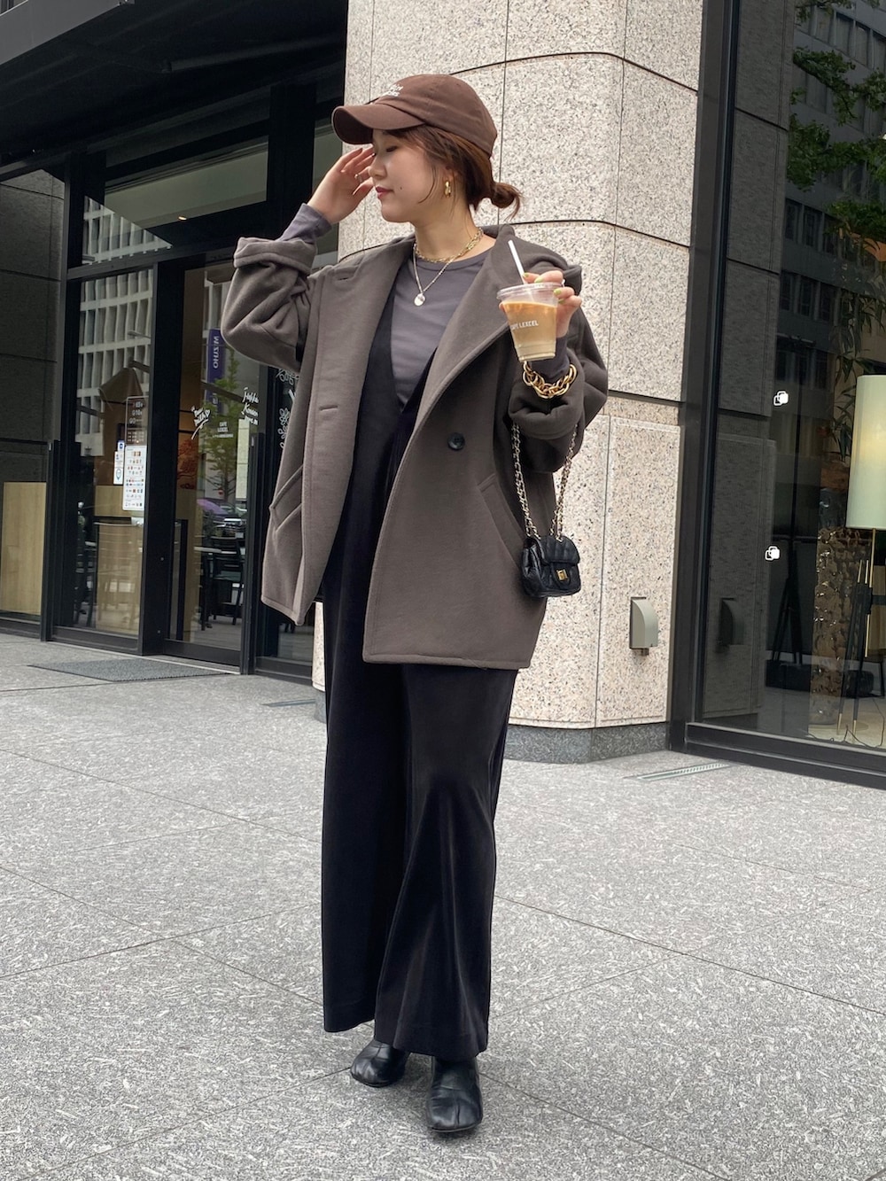 ブラウン系のその他アウター、ブラック系のサロペット/オーバーオールを着用したレディースの冬コーディネートの6枚目の写真