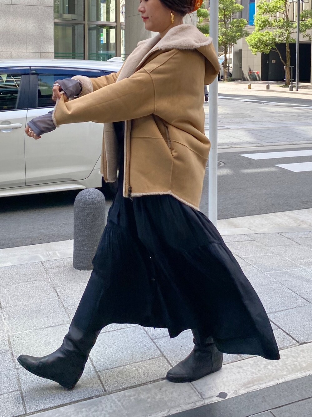 ブラック系のワンピース、ブラック系のショルダーバッグ、グレー系のTシャツ/カットソーを着用したレディースの秋コーディネートの2枚目の写真