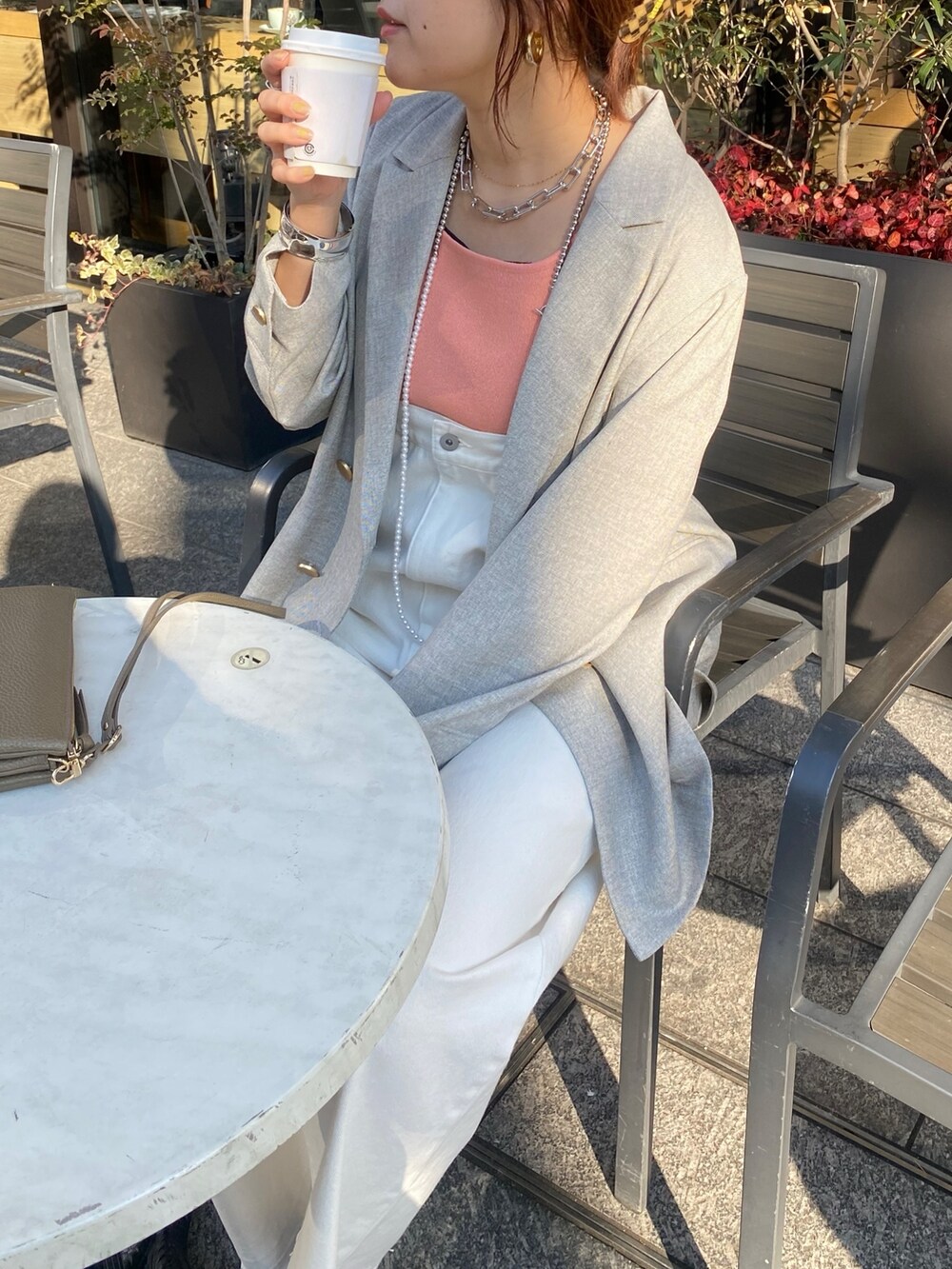 ピンク系のタンクトップ、ホワイト系のサロペット/オーバーオール、グレー系のテーラードジャケットを着用したレディースの春コーディネートの9枚目の写真