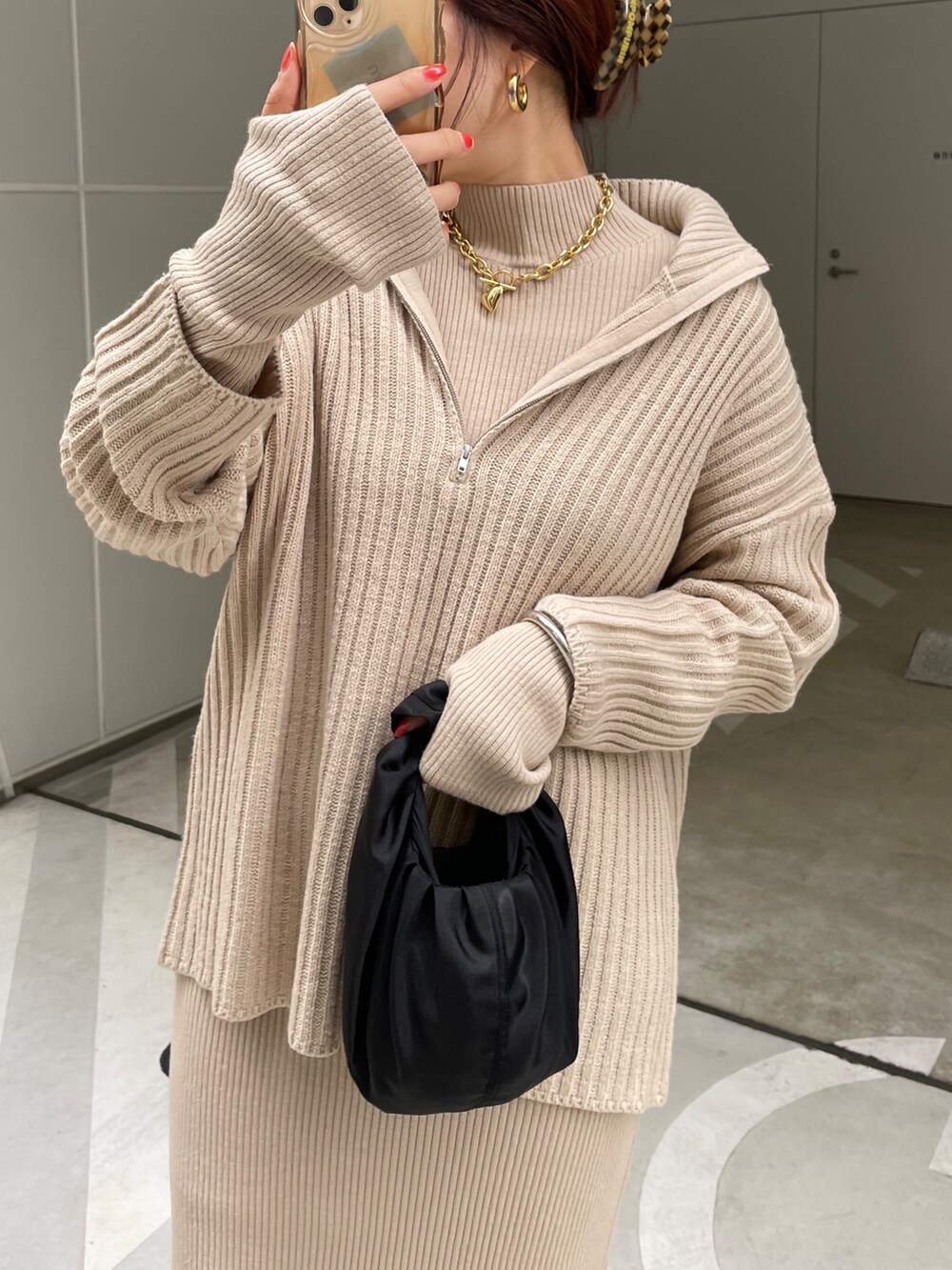 ベージュ系のワンピース、ベージュ系のブーツ、シルバー系のネックレスを着用したレディースの秋コーディネートの5枚目の写真