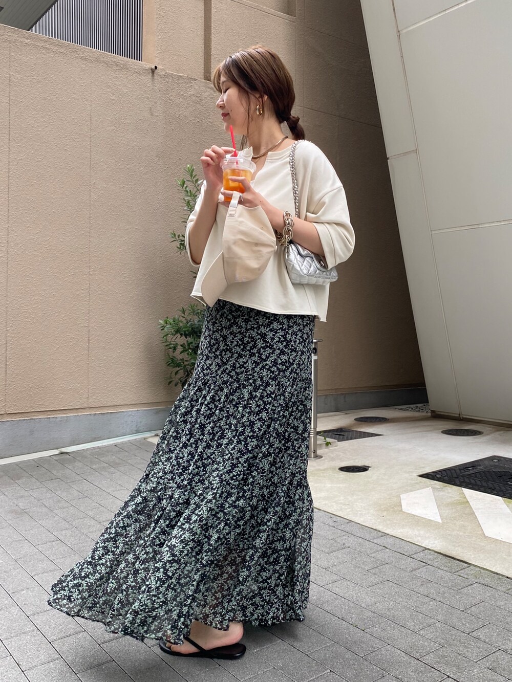 ベージュ系のTシャツ/カットソー、グリーン系のスカートを着用したレディースの夏コーディネートの10枚目の写真