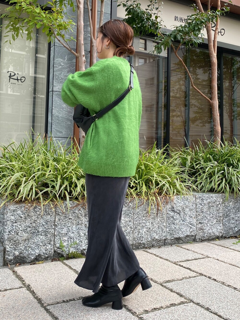 グリーン系のカーディガン/ボレロ、ブラック系のスカート、ブラック系のその他シューズを着用したレディースの秋コーディネートの3枚目の写真