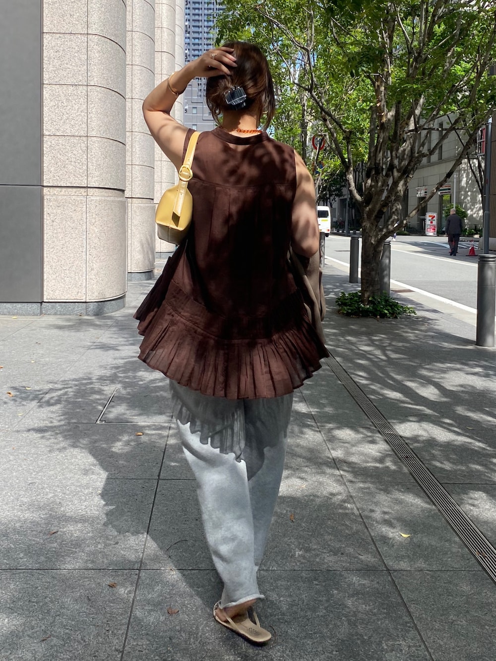 ブラウン系のシャツ/ブラウス、グレー系のその他パンツ、ブラウン系のテーラードジャケットを着用したレディースの春コーディネートの7枚目の写真