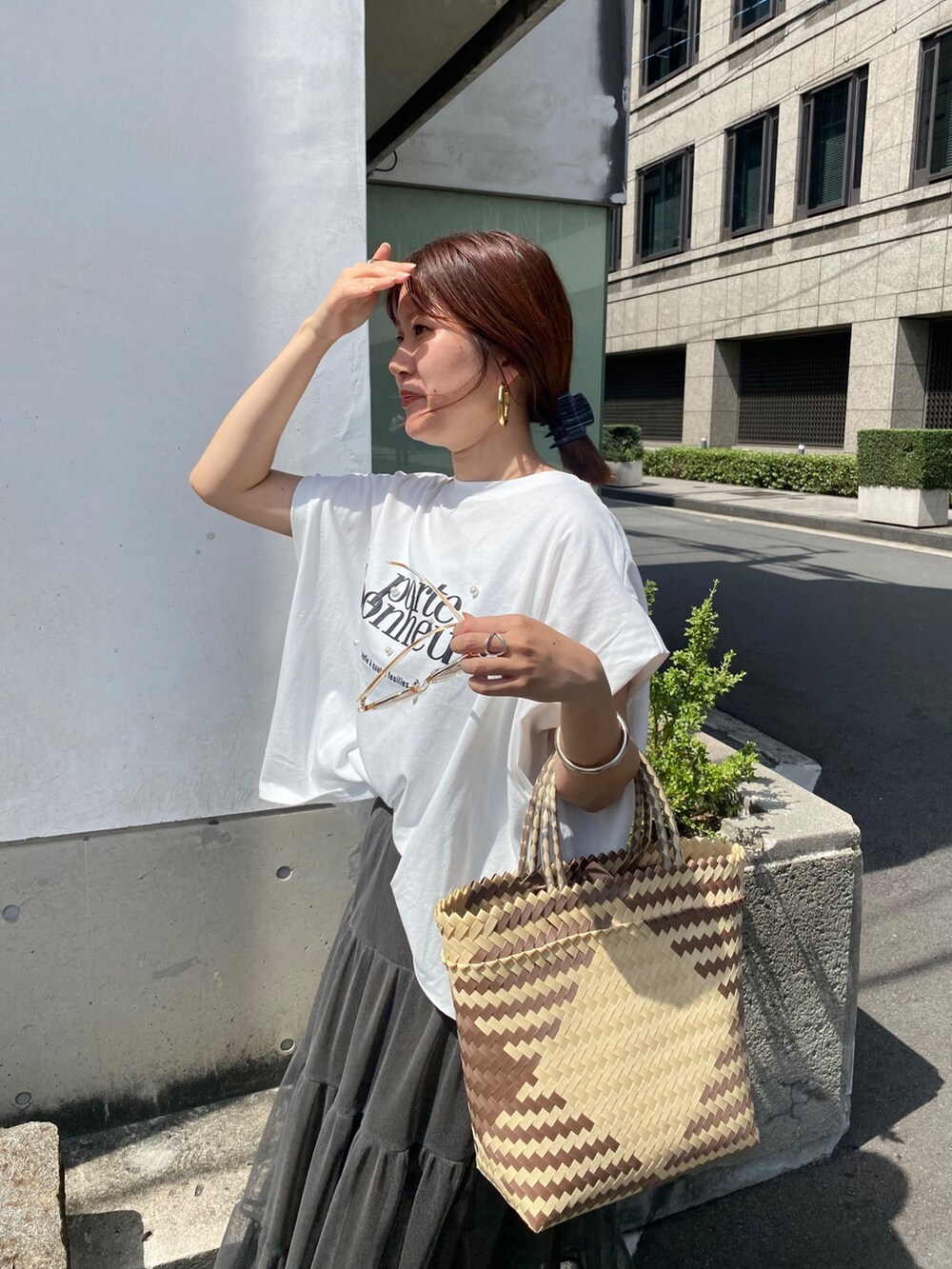 ホワイト系のTシャツ/カットソーを着用したレディースの夏コーディネートの4枚目の写真