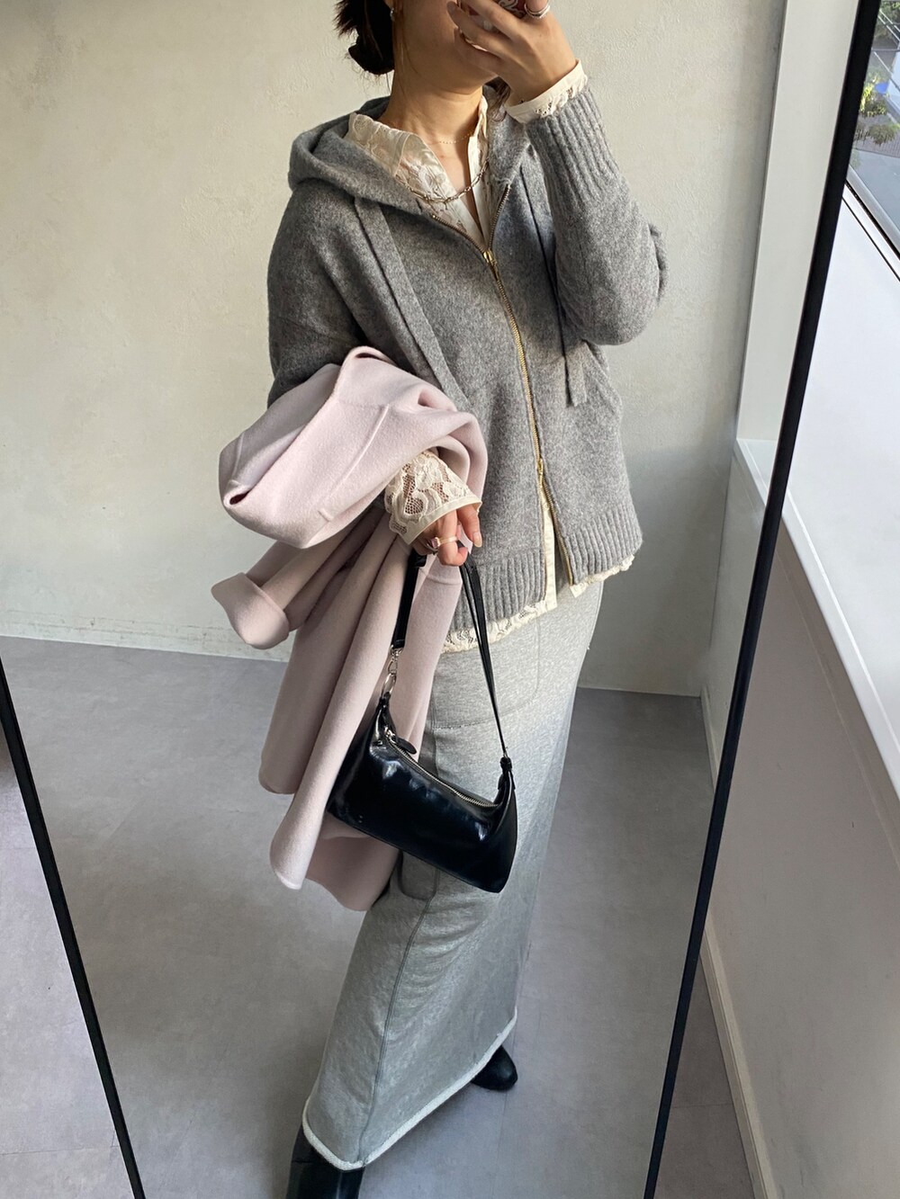 ピンク系のその他アウター、ホワイト系のシャツ/ブラウス、グレー系のカーディガン/ボレロを着用したレディースの冬コーディネートの9枚目の写真