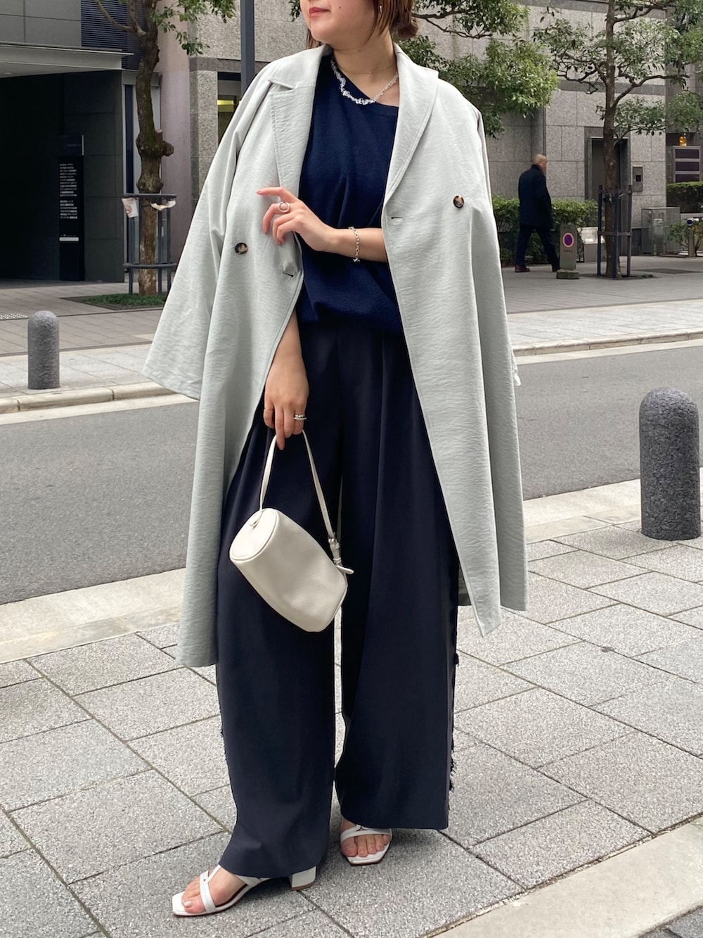 ブルー系のTシャツ/カットソー、グレー系のその他パンツ、グリーン系のその他アウターを着用したレディースの春コーディネートの8枚目の写真