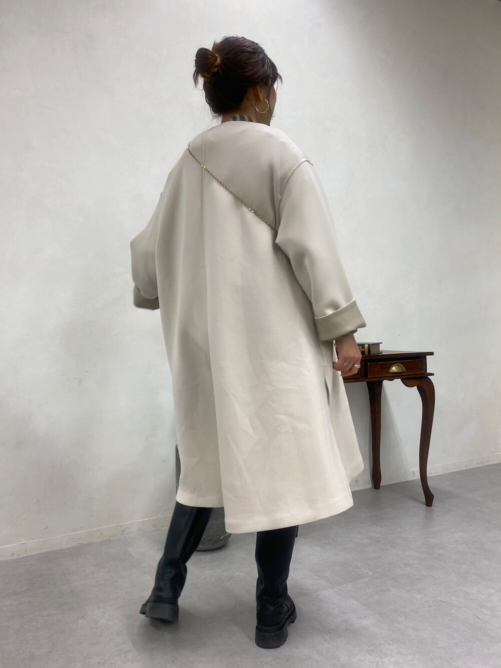 ホワイト系のその他アウター、ブラウン系のその他アウター、ブラック系のスカートを着用したレディースの秋コーディネートの4枚目の写真