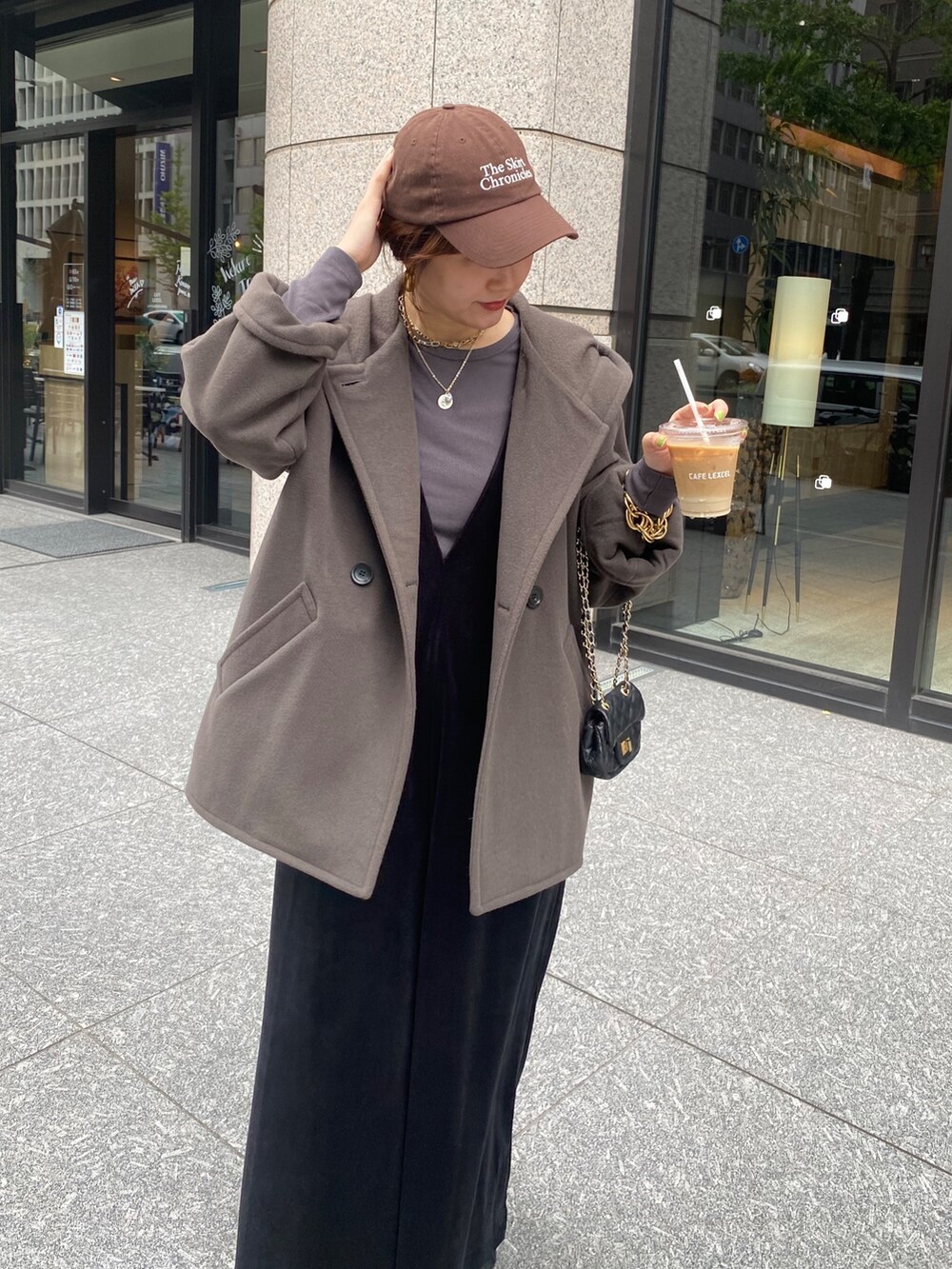 ブラウン系のその他アウター、ブラック系のサロペット/オーバーオールを着用したレディースの冬コーディネートの5枚目の写真