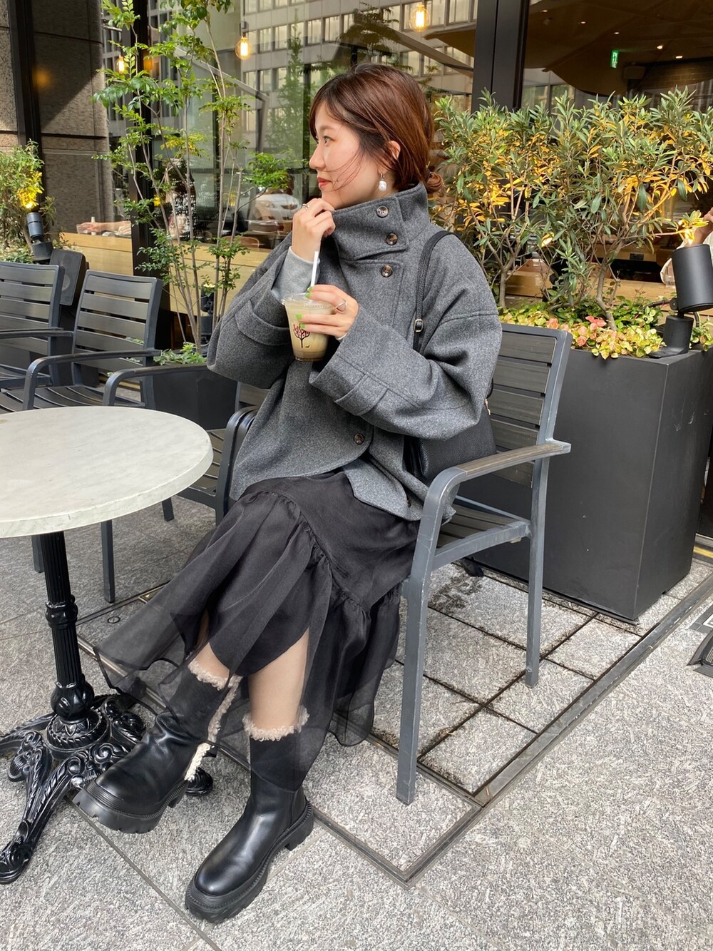 「きれいめカジュアル、ロングスカート、レザー、ショルダーバッグ、休日スタイル、お出かけコーデ、シンプルスタイル、オーガンジー、スウェット、ショート丈トップス、高身長女子、骨格ストレート、ブーツ、グレー、お団子ヘアー」｜「DouDouの前後2WAYフロッキーショート丈スウエット（Tシャツ/カットソー、グレー系）」を使った、sakuraさん（レディース・165cm）の冬コーディネートの9枚目の写真