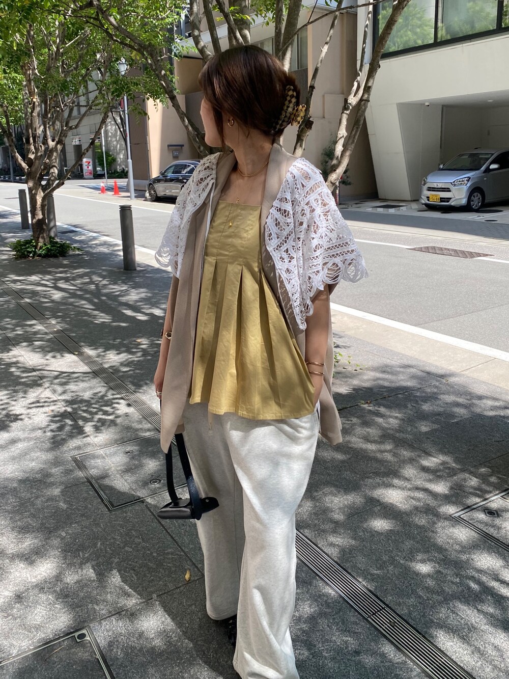 ベージュ系のシャツ/ブラウス、ベージュ系のその他パンツ、イエロー系のショルダーバッグを着用したレディースの夏コーディネートの7枚目の写真