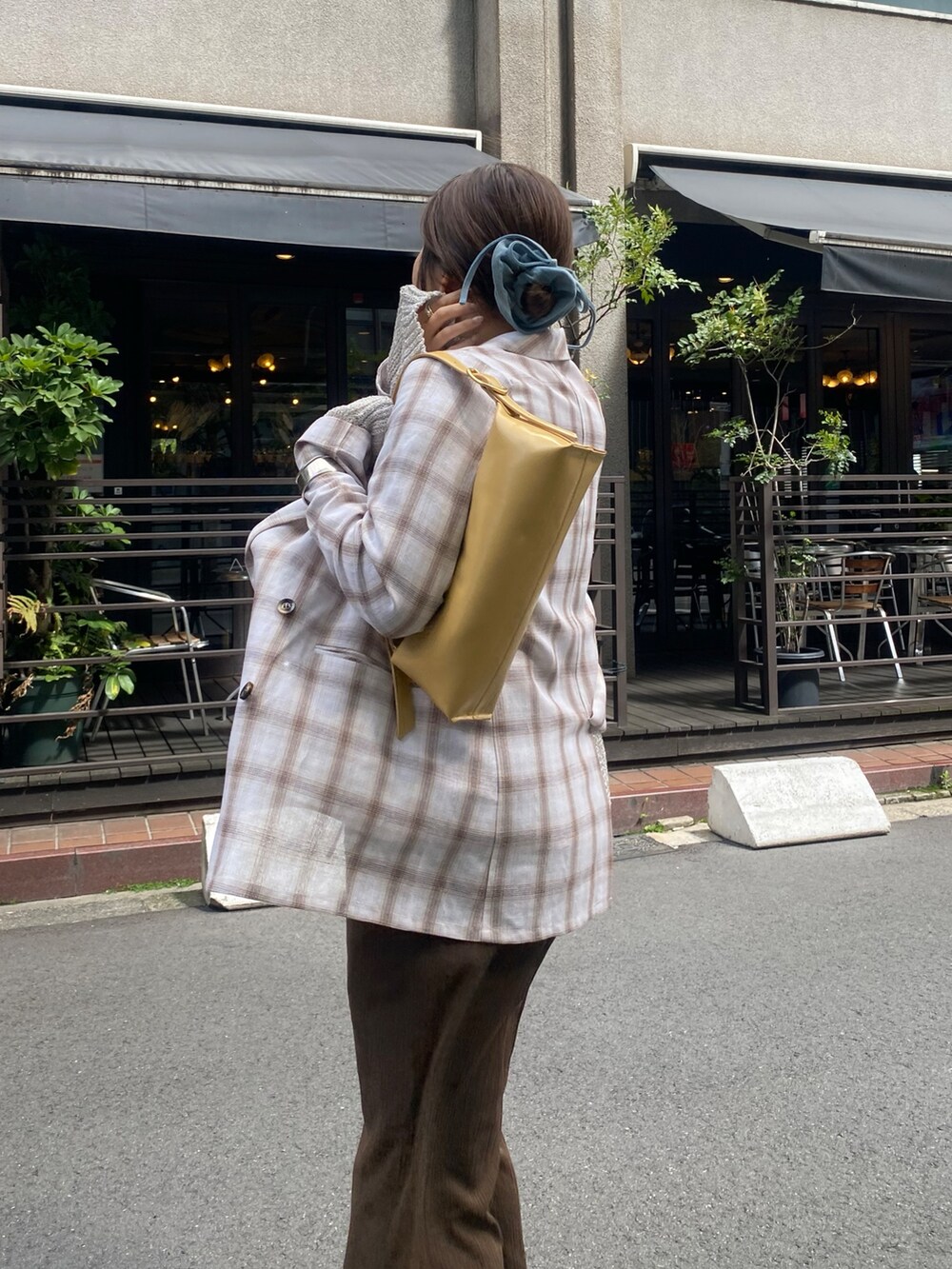 シルバー系のニット/セーター、ホワイト系のテーラードジャケット、ブラウン系のその他パンツを着用したレディースの春コーディネートの8枚目の写真