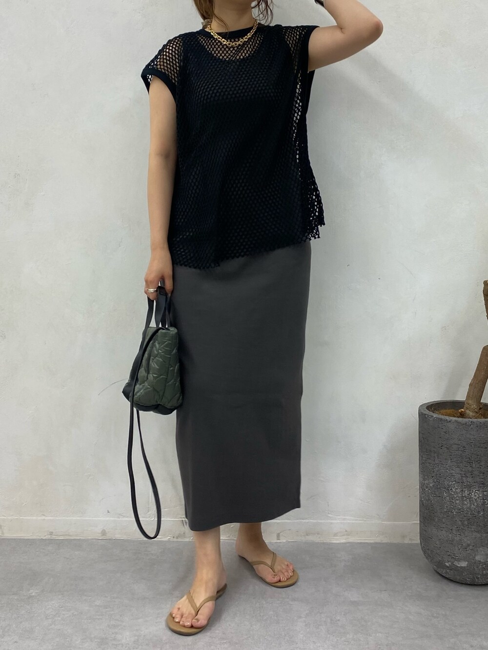 ブラック系のワンピース、ベージュ系のその他シューズを着用したレディースの夏コーディネートの3枚目の写真