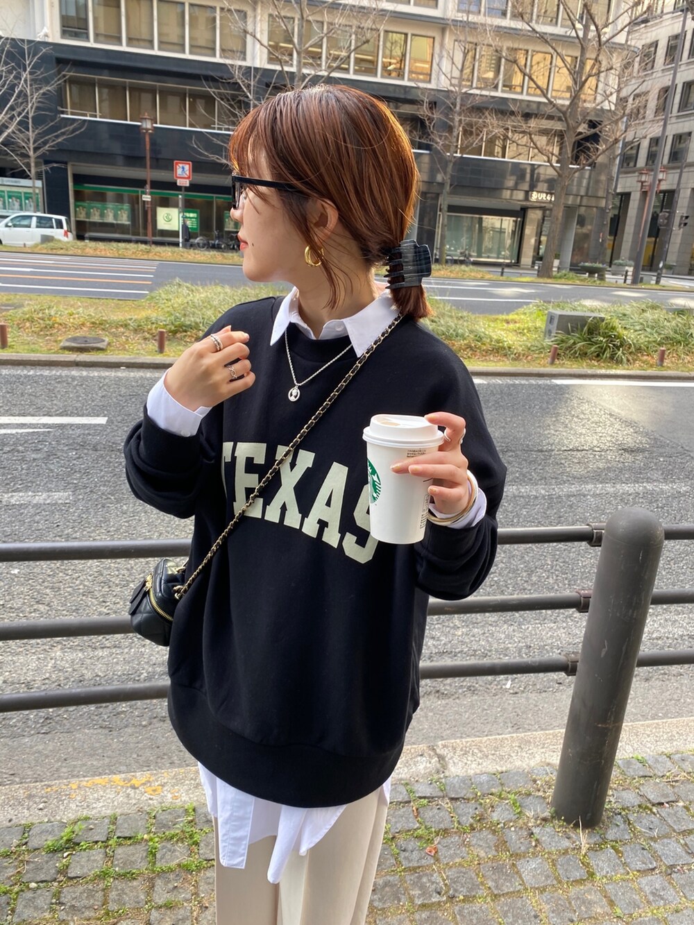 ブラック系のスウェット、ホワイト系のシャツ/ブラウス、ホワイト系のスラックスを着用したレディースの春コーディネートの7枚目の写真