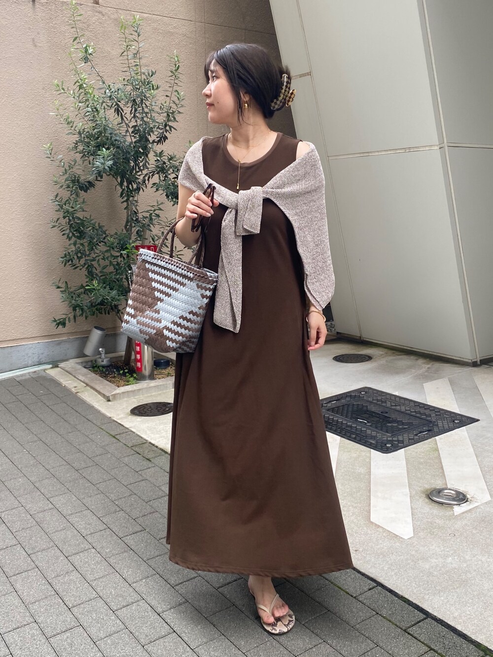 ブラウン系のワンピース、ベージュ系のニット/セーター、ブラウン系のショルダーバッグを着用したレディースの夏コーディネートの6枚目の写真