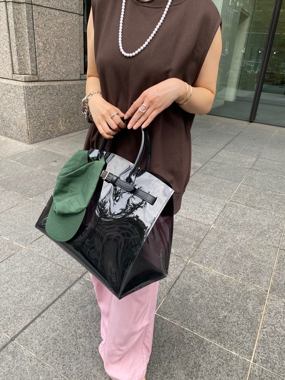 グレー系のTシャツ/カットソー、ピンク系のその他パンツ、ブラック系のショルダーバッグを着用したレディースの夏コーディネートの2枚目の写真