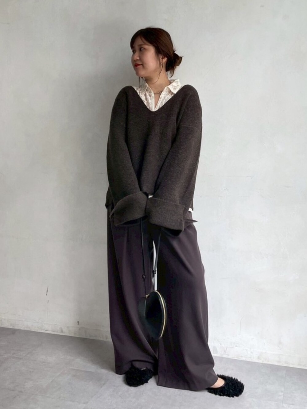 ホワイト系のシャツ/ブラウス、ブラウン系のニット/セーター、ブラウン系のその他パンツを着用したレディースの冬コーディネートの9枚目の写真