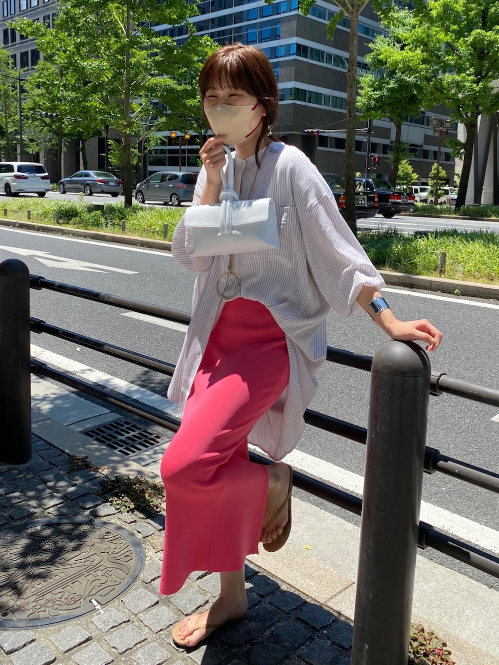 ベージュ系のシャツ/ブラウス、ピンク系のスカート、ベージュ系のその他シューズを着用したレディースの夏コーディネートの2枚目の写真