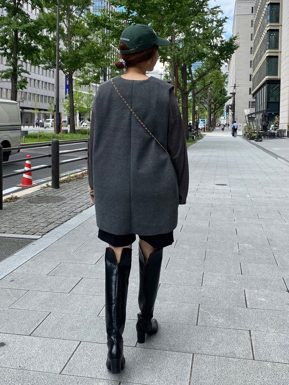 グレー系のベスト、グレー系のその他パンツ、ブラック系のショルダーバッグを着用したレディースの秋コーディネートの7枚目の写真