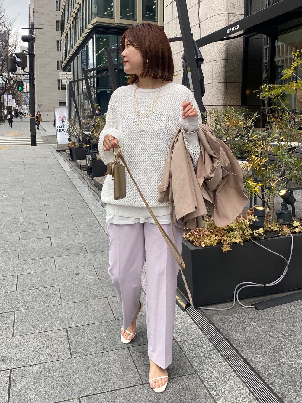 ホワイト系のニット/セーター、ホワイト系のTシャツ/カットソー、ピンク系のスラックスを着用したレディースの冬コーディネートの8枚目の写真