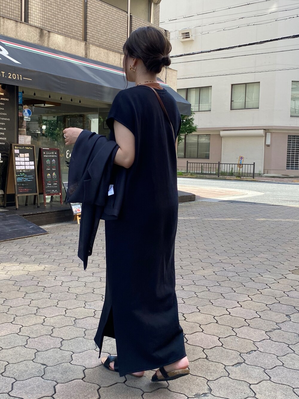 ブラック系のワンピース、ブラウン系のTシャツ/カットソーを着用したレディースの夏コーディネートの6枚目の写真