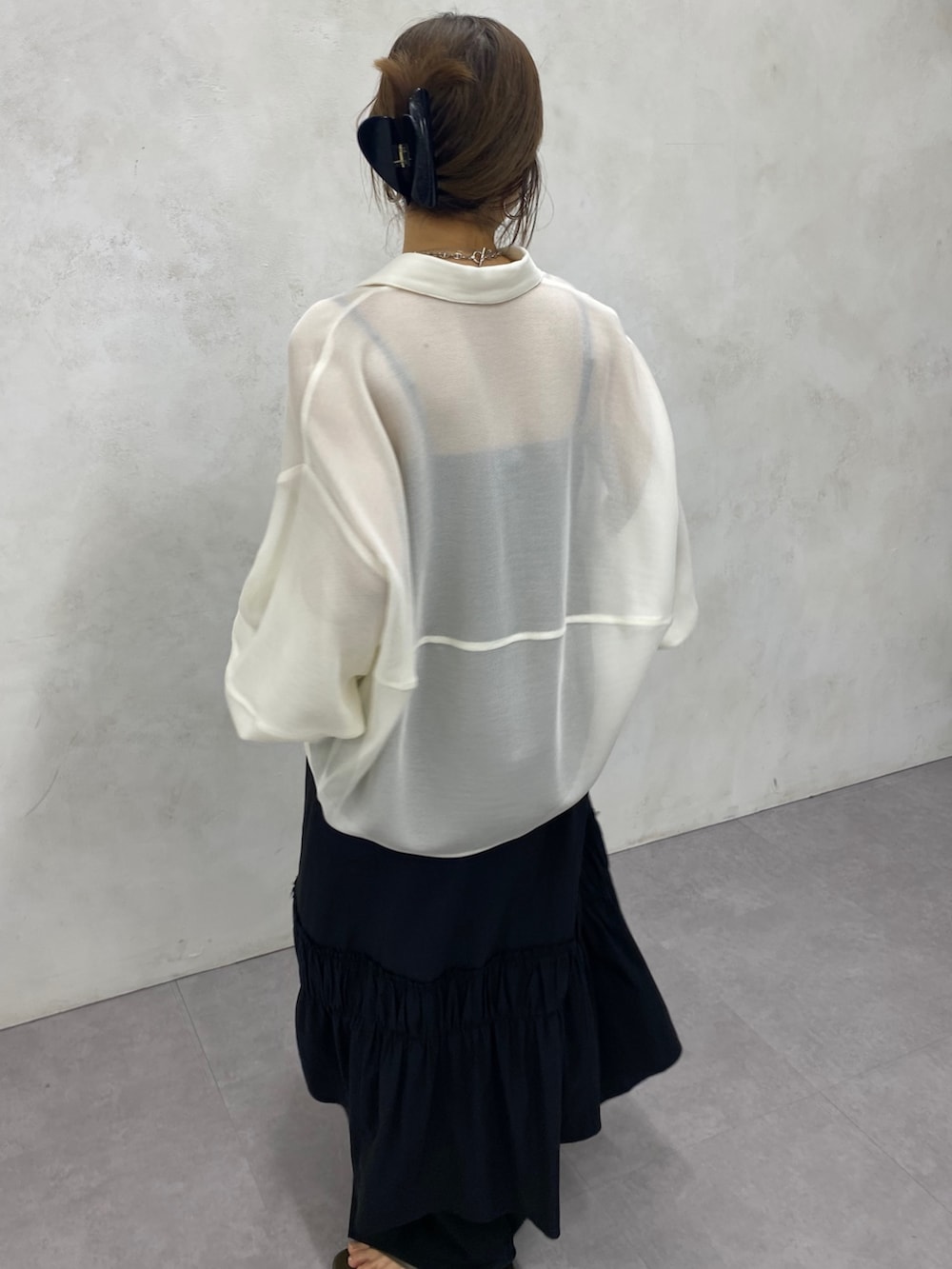 ブラック系のワンピース、ブラック系のその他パンツ、ホワイト系のシャツ/ブラウスを着用したレディースの夏コーディネートの8枚目の写真