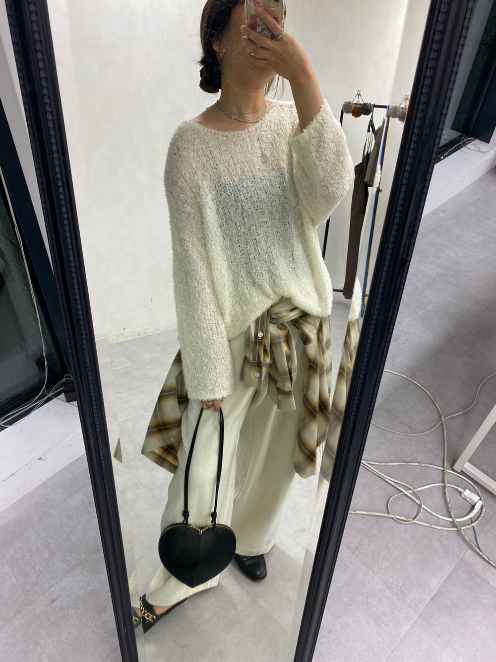 ホワイト系のその他アウター、ホワイト系のニット/セーター、ホワイト系のその他パンツを着用したレディースの秋コーディネートの8枚目の写真