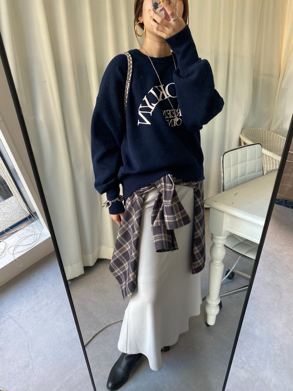 ブルー系のニット/セーター、ブルー系のシャツ/ブラウス、グレー系のスカートを着用したレディースの秋コーディネートの9枚目の写真