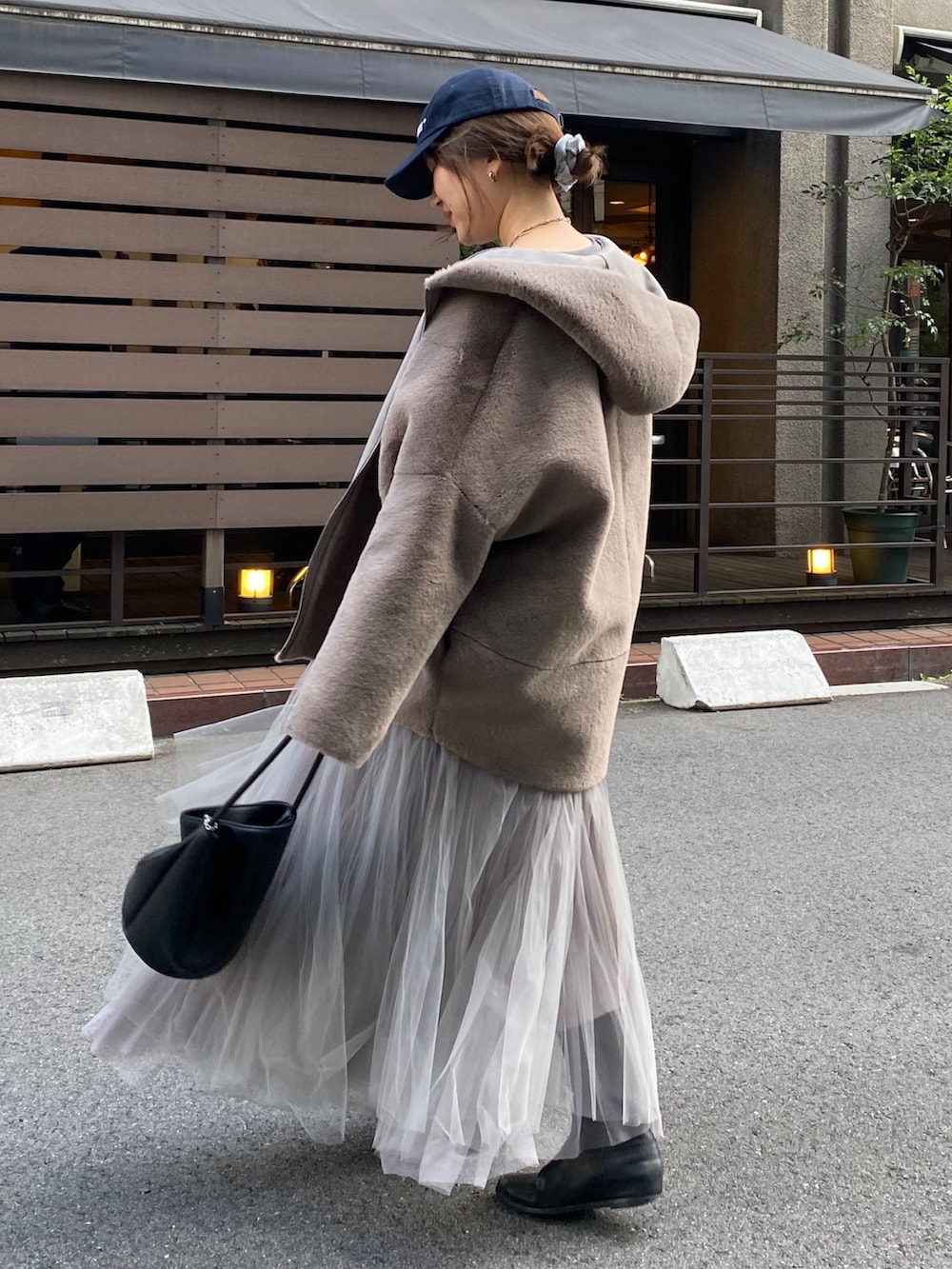 グレー系のムートンコート、グレー系のTシャツ/カットソー、グレー系のスカートを着用したレディースの冬コーディネートの5枚目の写真