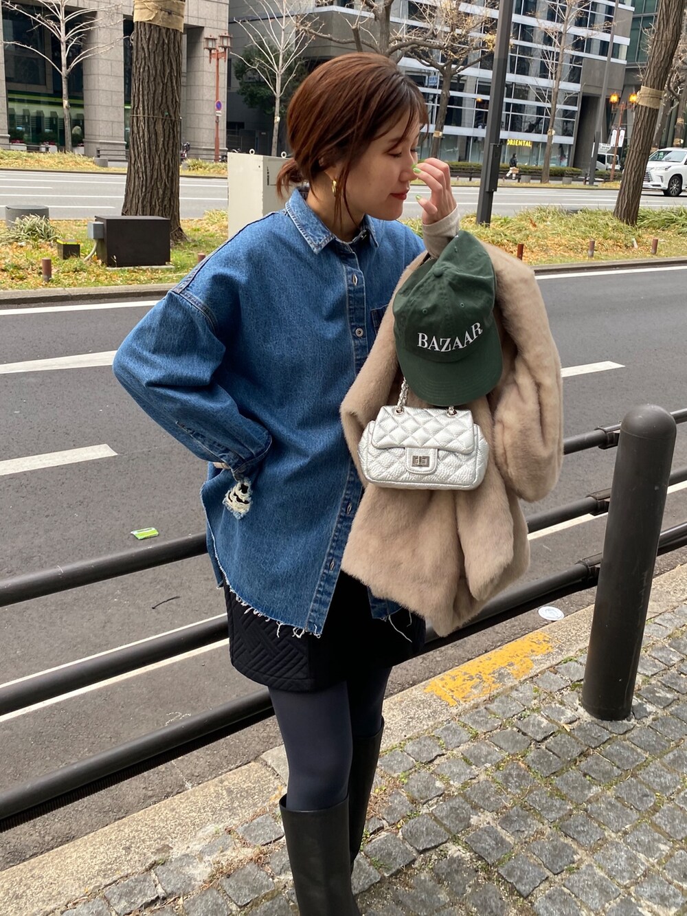 ベージュ系のその他アウター、ブルー系のシャツ/ブラウス、ブラック系のブーツを着用したレディースの冬コーディネートの7枚目の写真