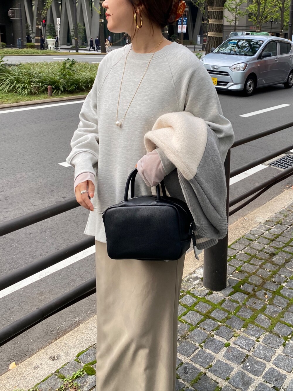 グレー系のTシャツ/カットソー、グレー系のTシャツ/カットソー、グレー系のその他アウターを着用したレディースの冬コーディネートの5枚目の写真