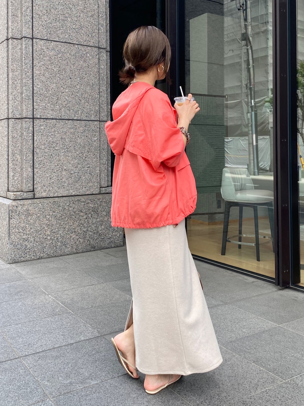 「夏コーデ、デートコーデ、ワンピース、きれいめカジュアル、シアートップス、お出かけコーデ、オトナカジュアル、リラックススタイル、大人コーデ、楽チンコーデ、キレイめカジュアル、夏ファッション、大人かわいい、30代コーデ、ピンクシャツ」｜「DouDouのフーディージップブルゾン（その他アウター、ピンク系）」を使った、sakuraさん（骨格ストレート・レディース・166cm）の夏コーディネートの8枚目の写真