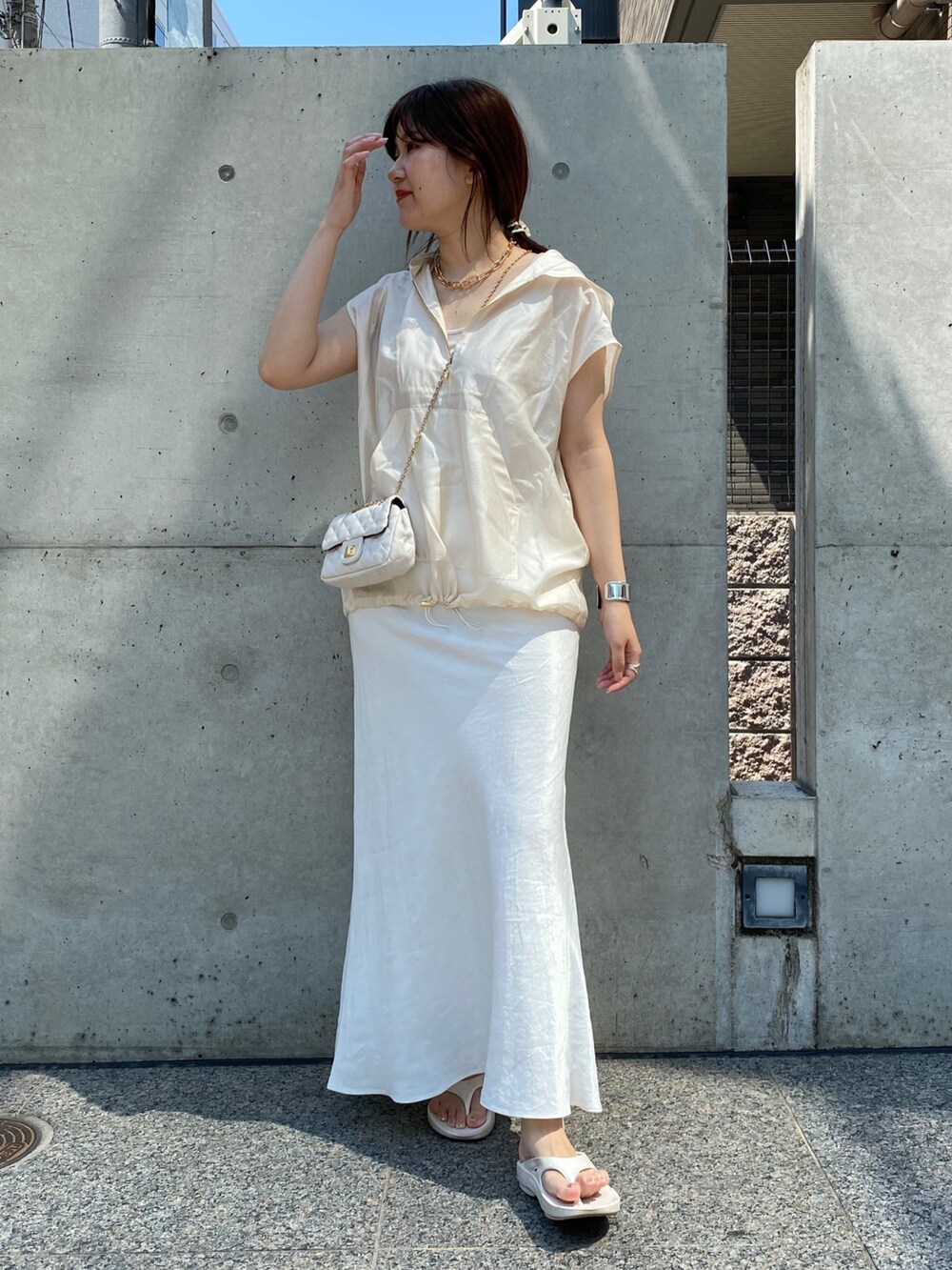 ホワイト系のシャツ/ブラウス、ホワイト系のショルダーバッグ、ホワイト系のスカートを着用したレディースの夏コーディネートの5枚目の写真